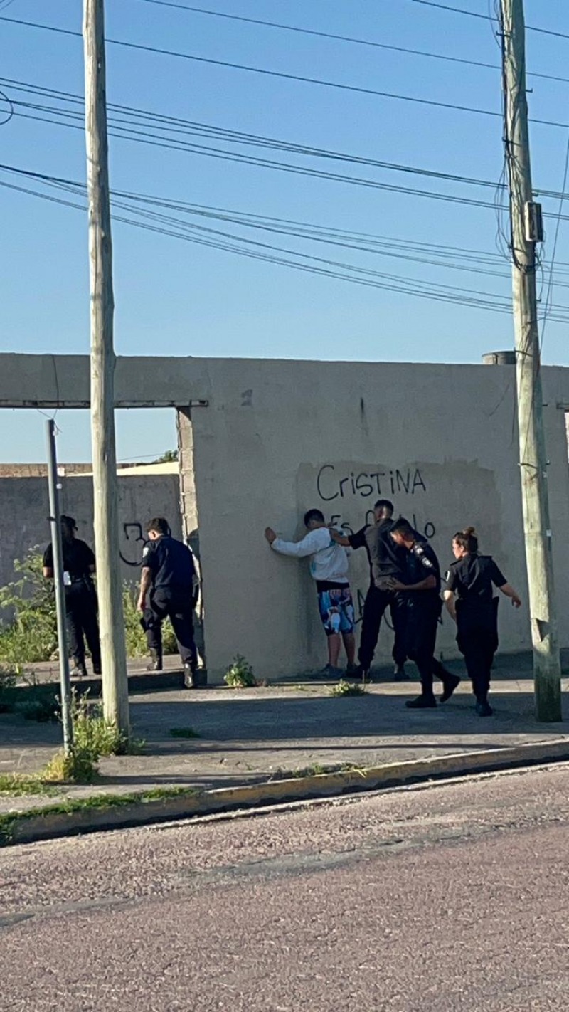 Un joven apual a su padre en el barrio Alberdi